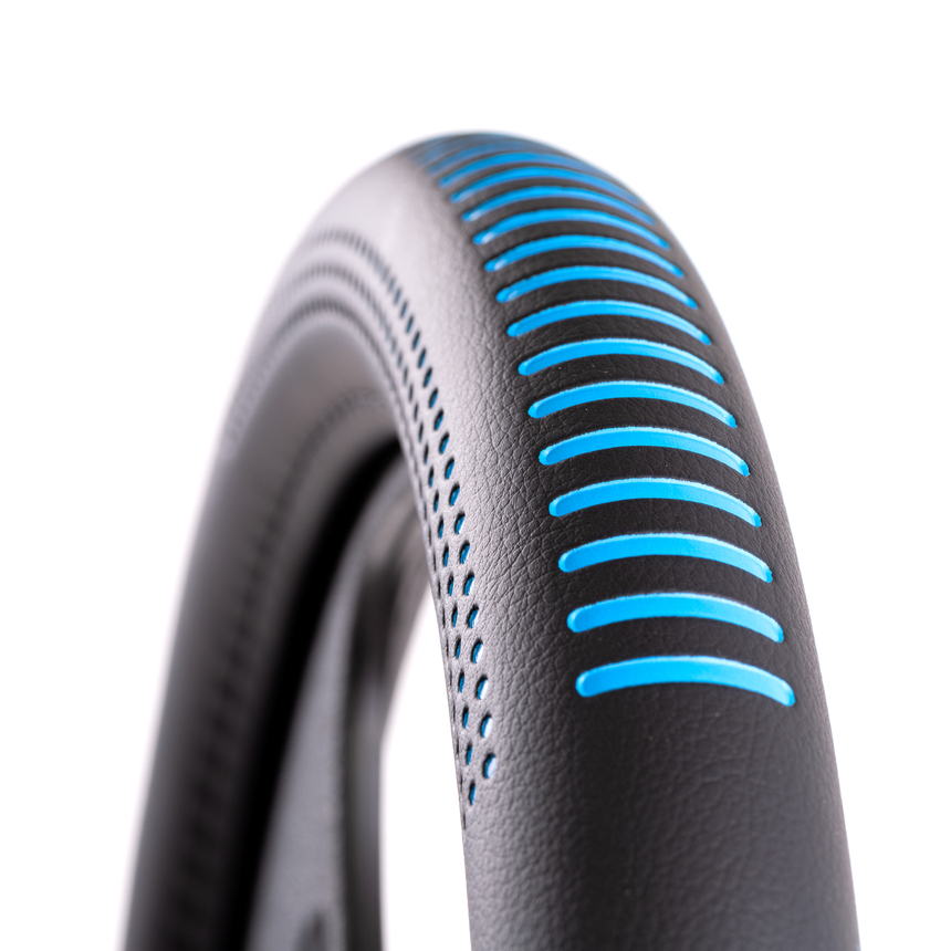 Оплётка руля AUTOPROFI из экокожи AP-1910 BK/BL (M)