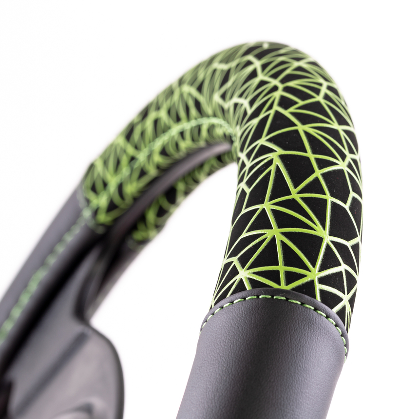 Оплётка руля AUTOPROFI из экокожи AP-1945 BK/GREEN (M)