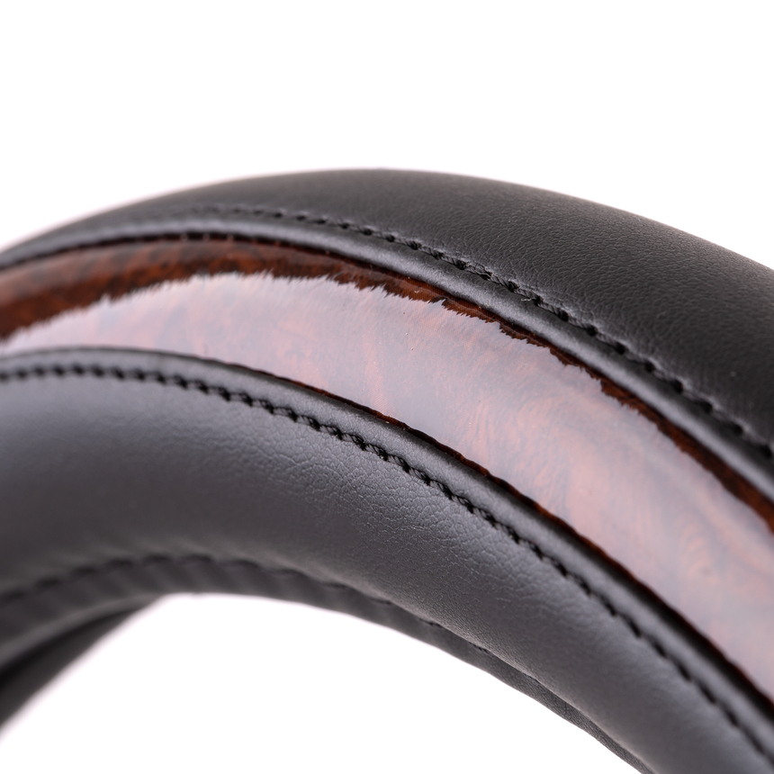 Оплётка руля AUTOPROFI из экокожи AP-1968 BK/BR (M)